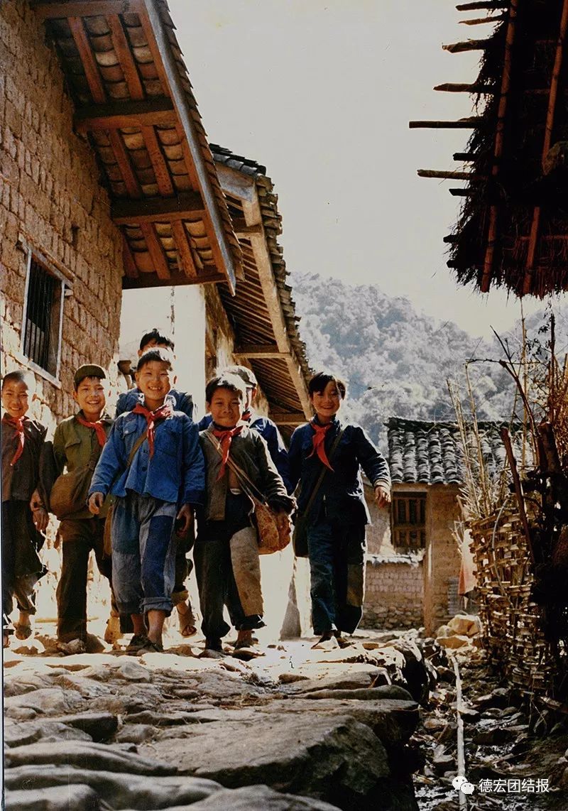 原潞西县二小民族小学老师在给学生上体育课杨小左 摄于1983年原潞西
