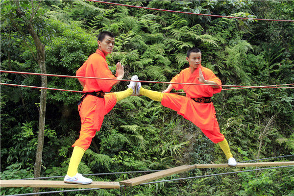 最讓遊客大開眼界的是少林童子功.