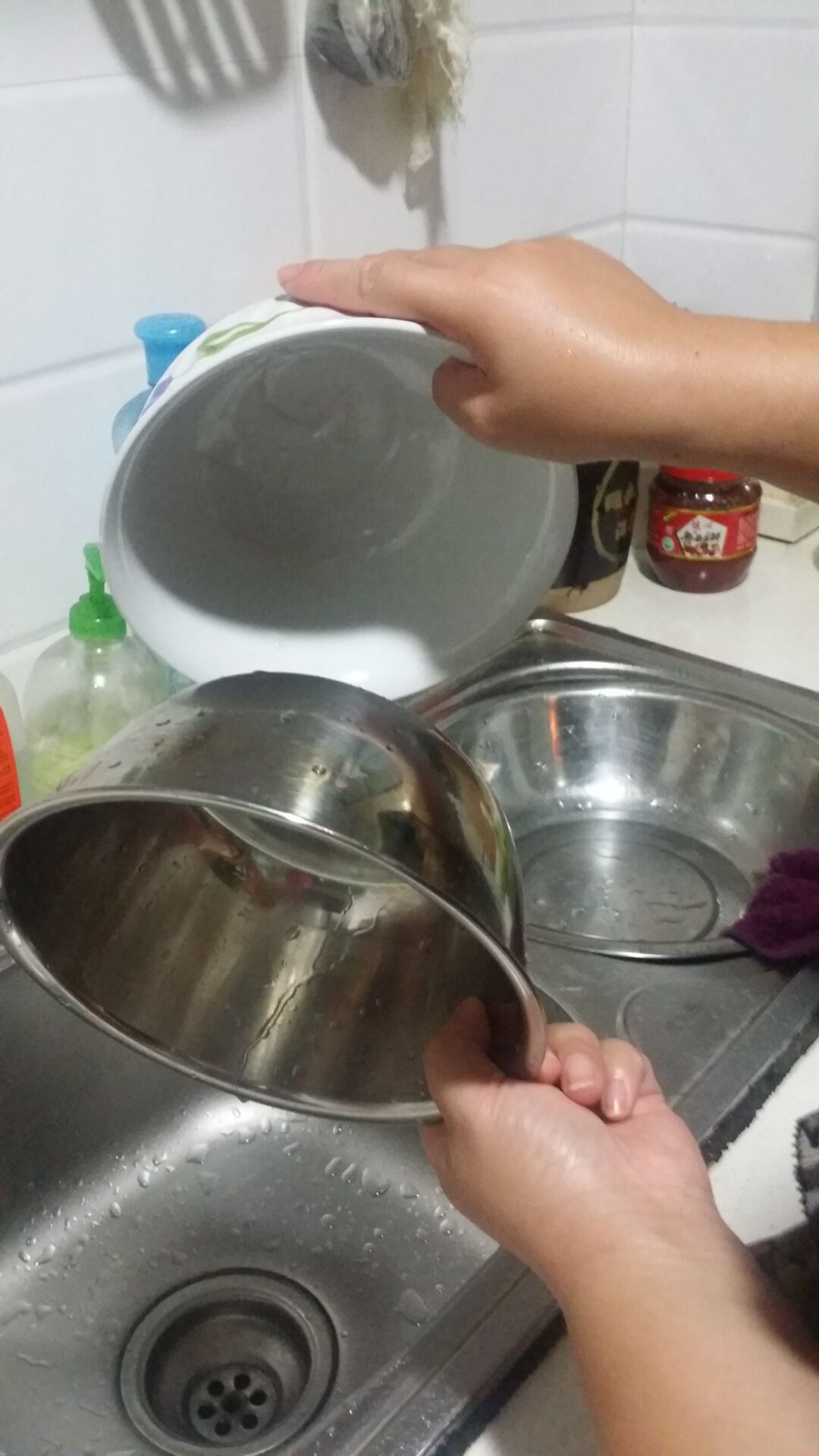 心疼妈妈洗碗伤手,武汉有个小学生研制了天然洗碗液