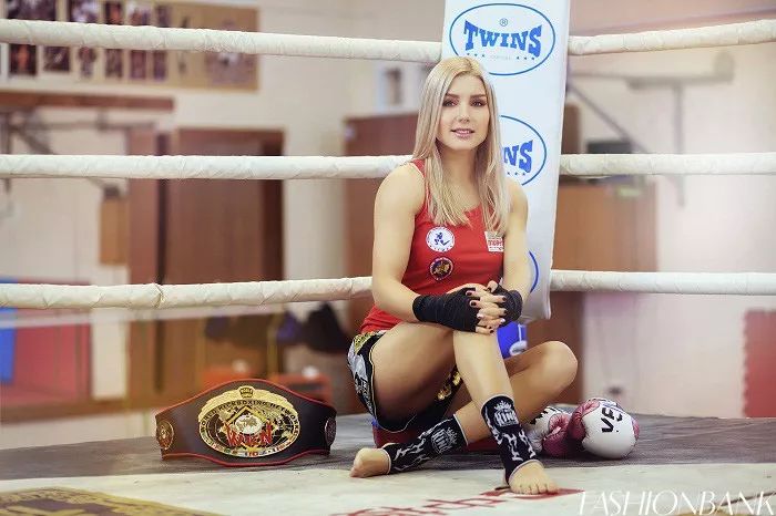 后来,范达耶娃进入白俄罗斯州立体育大学,学旅游管理专业,但泰拳事业