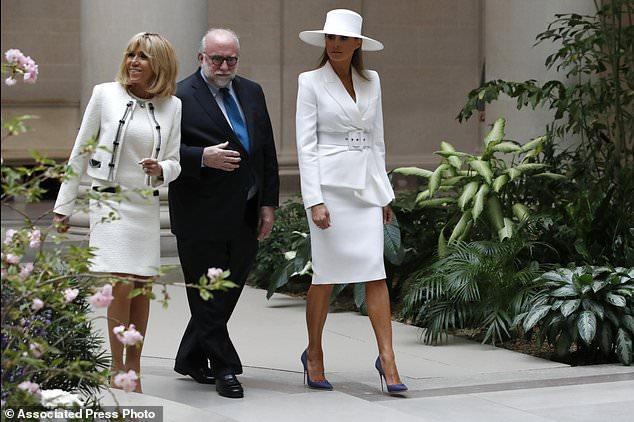 特朗普主持仪式欢迎马克龙访美,两位夫人成功撞衫