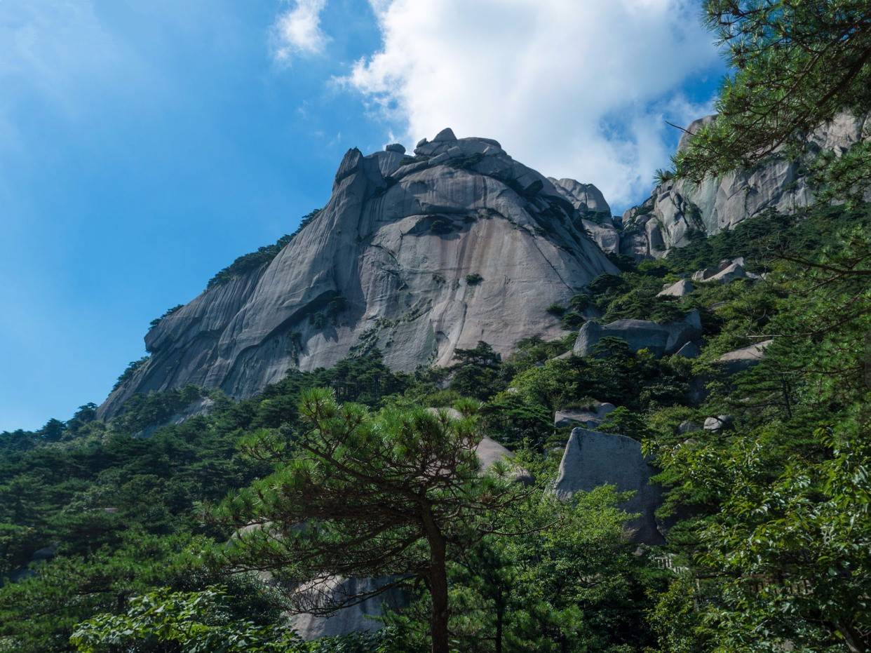 天柱峰孤峰突起,山峰險絕,很難登攀,據記載,至目前為止,作為遊客登上