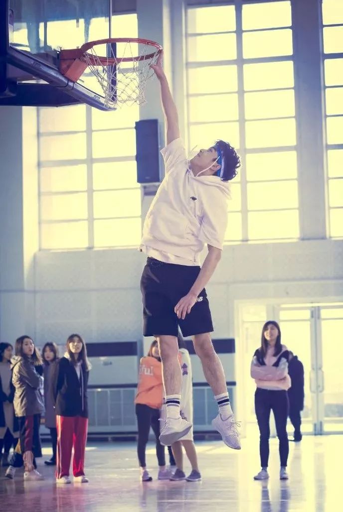 吴磊打篮球图片