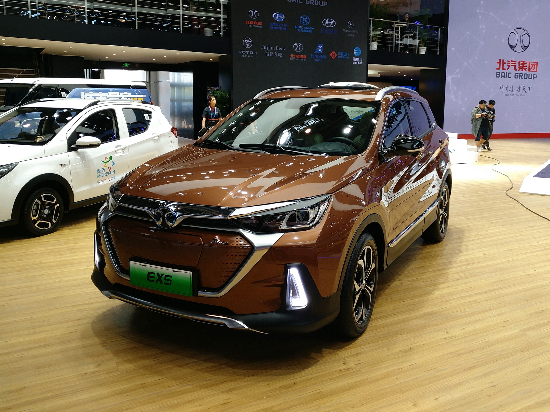 北汽新能源ex5正式亮相,新车定位于纯电动紧凑型suv,并搭载一台最大