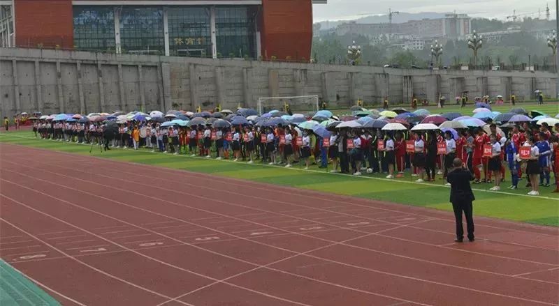 观众席也是座无虚席却聚集了巴中市各区县中小学的师生中学操场上但在