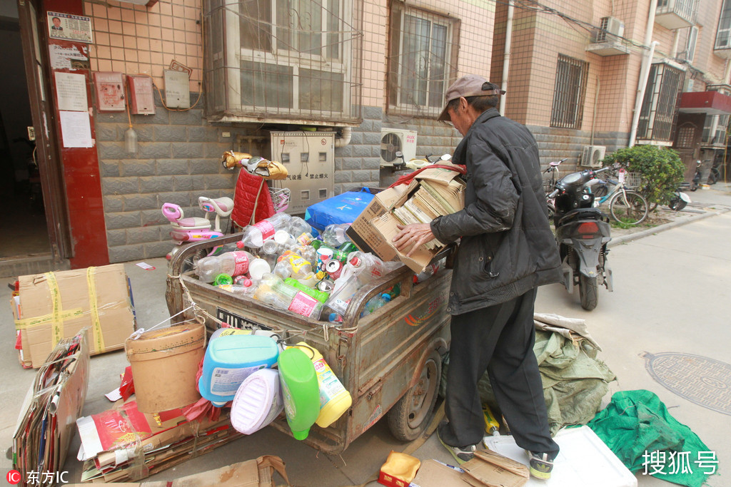 收廢品能攢十幾萬?鄭州老人收廢品補貼兒孫買房