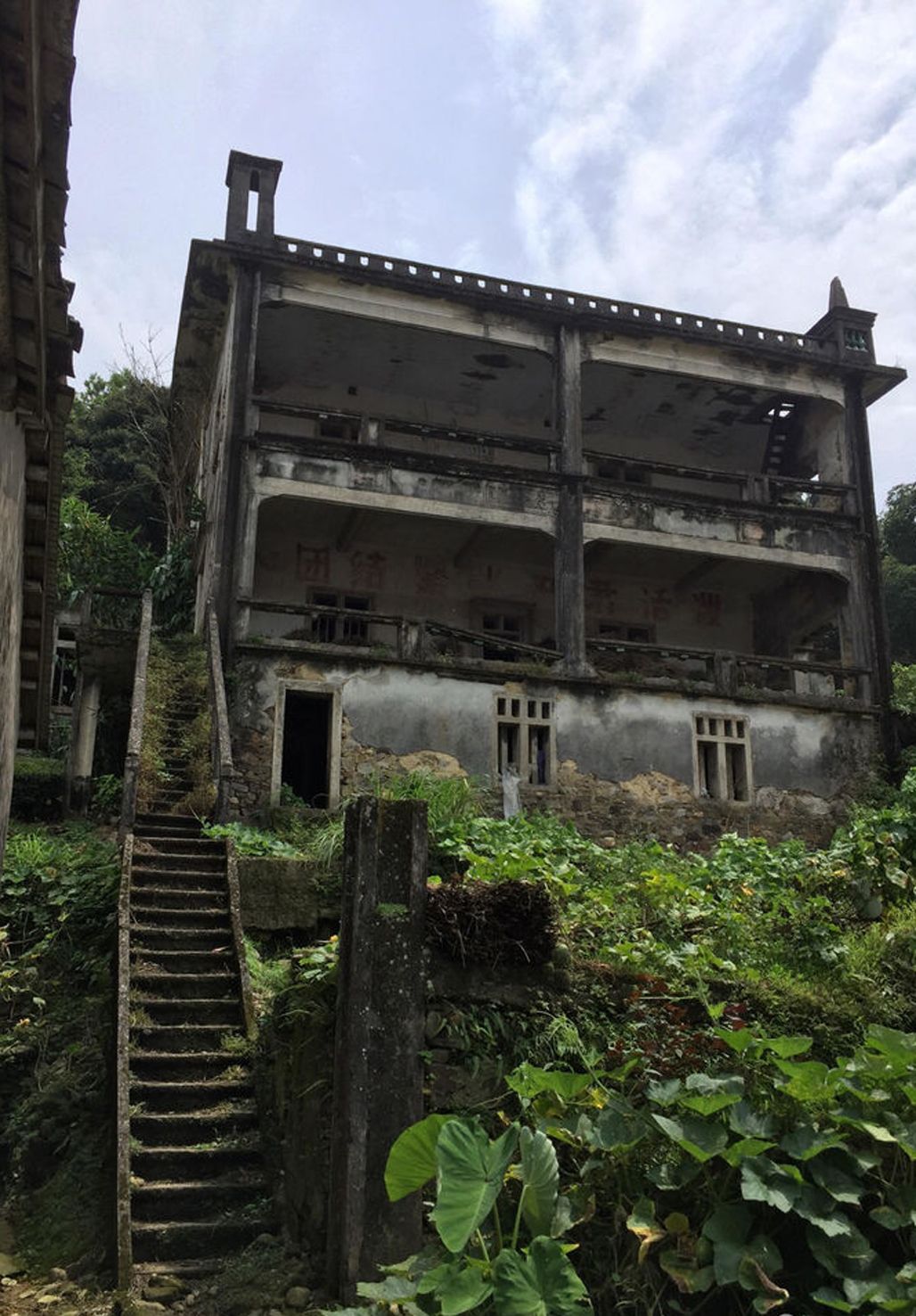 在揭西縣五經富鎮大洋鄉旗頭湖村,有一座一百多年前的牧師樓,大約建於