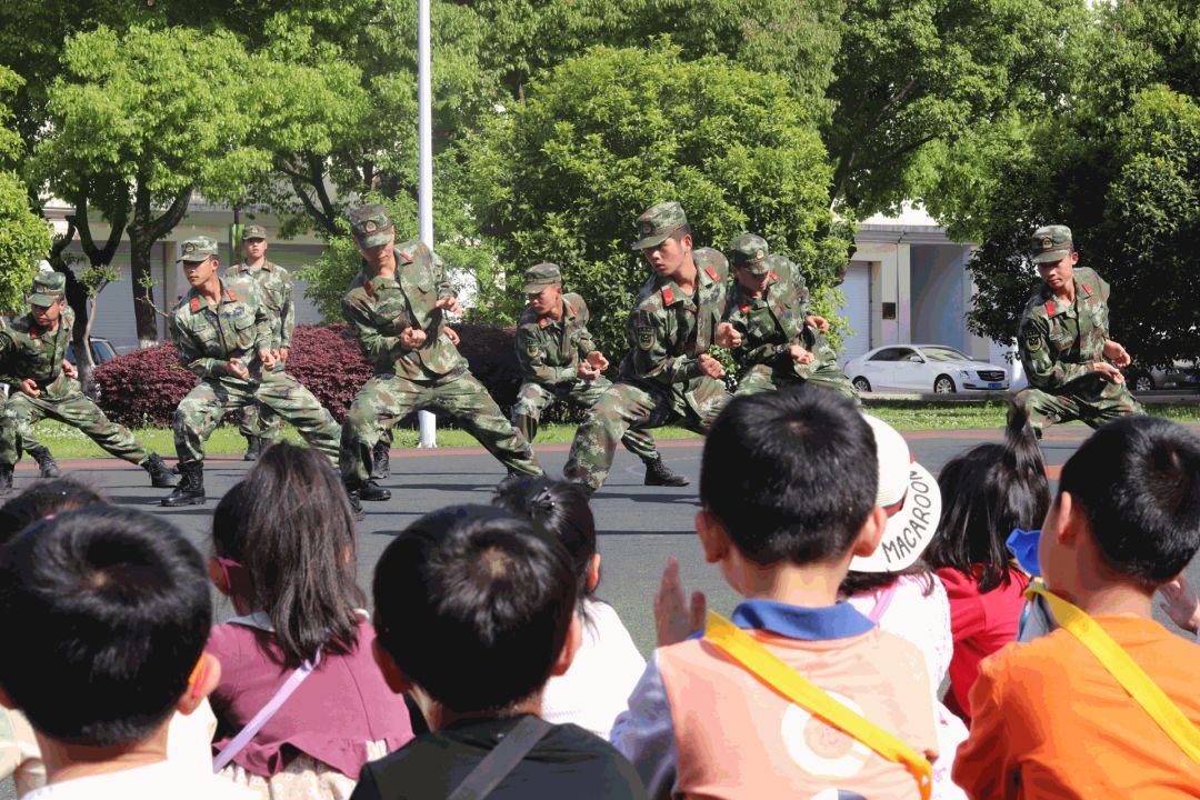 團隊隊列演練 孩子們觀看了軍人叔叔精彩的隊列表演,他們每一個動作都