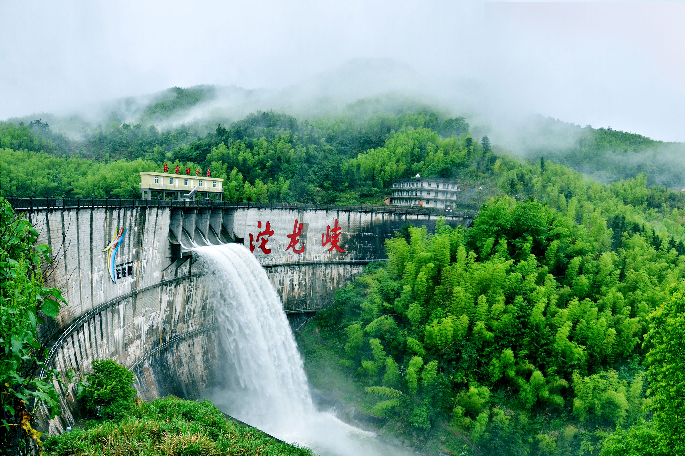 东与江西修水县,铜鼓县接壤;南与浏阳市,长沙县毗邻;西与汨罗市交界