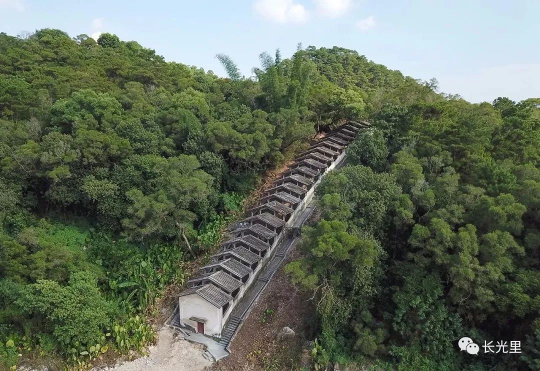 笔架山潮州窑遗址位于潮州市东郊笔架山西麓,年代为北宋,故也称其为"