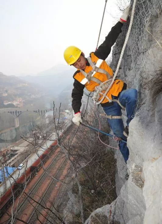 发现|走近悬崖峭壁上的"拆弹部队"