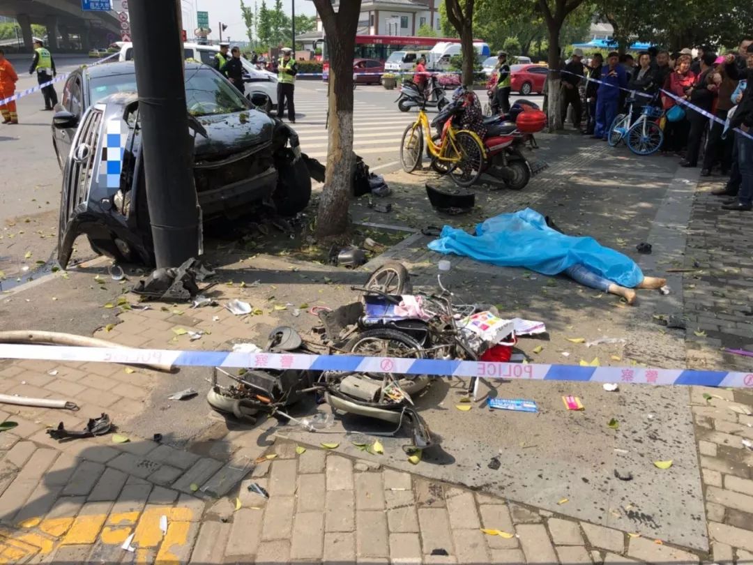 門附近發生慘烈車禍,轎車撞上電動車,導致騎電動車女子騎手當場死亡