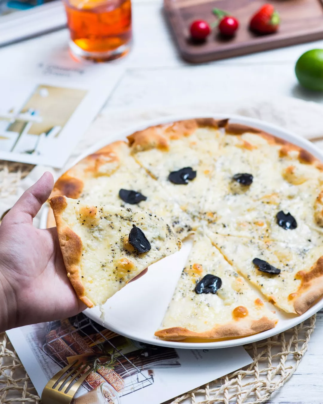 black truffle and gorgonzola cheese pizza 黑松露蓝芝士披萨』