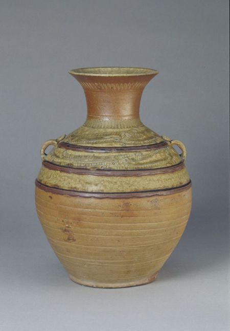 原始瓷青釉划花双系壶,西汉,高325cm,口径142cm,底径136cm