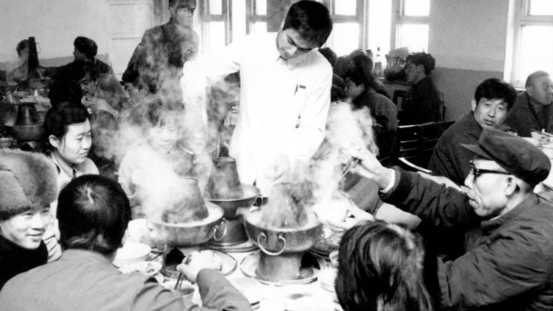 1982年冬,北京,在东来顺饭庄吃涮羊肉的食客图/fotoe