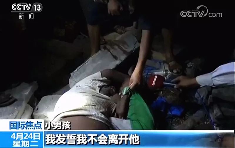 心碎!男孩緊抱父親遺體一天一夜:以為他只是睡著了