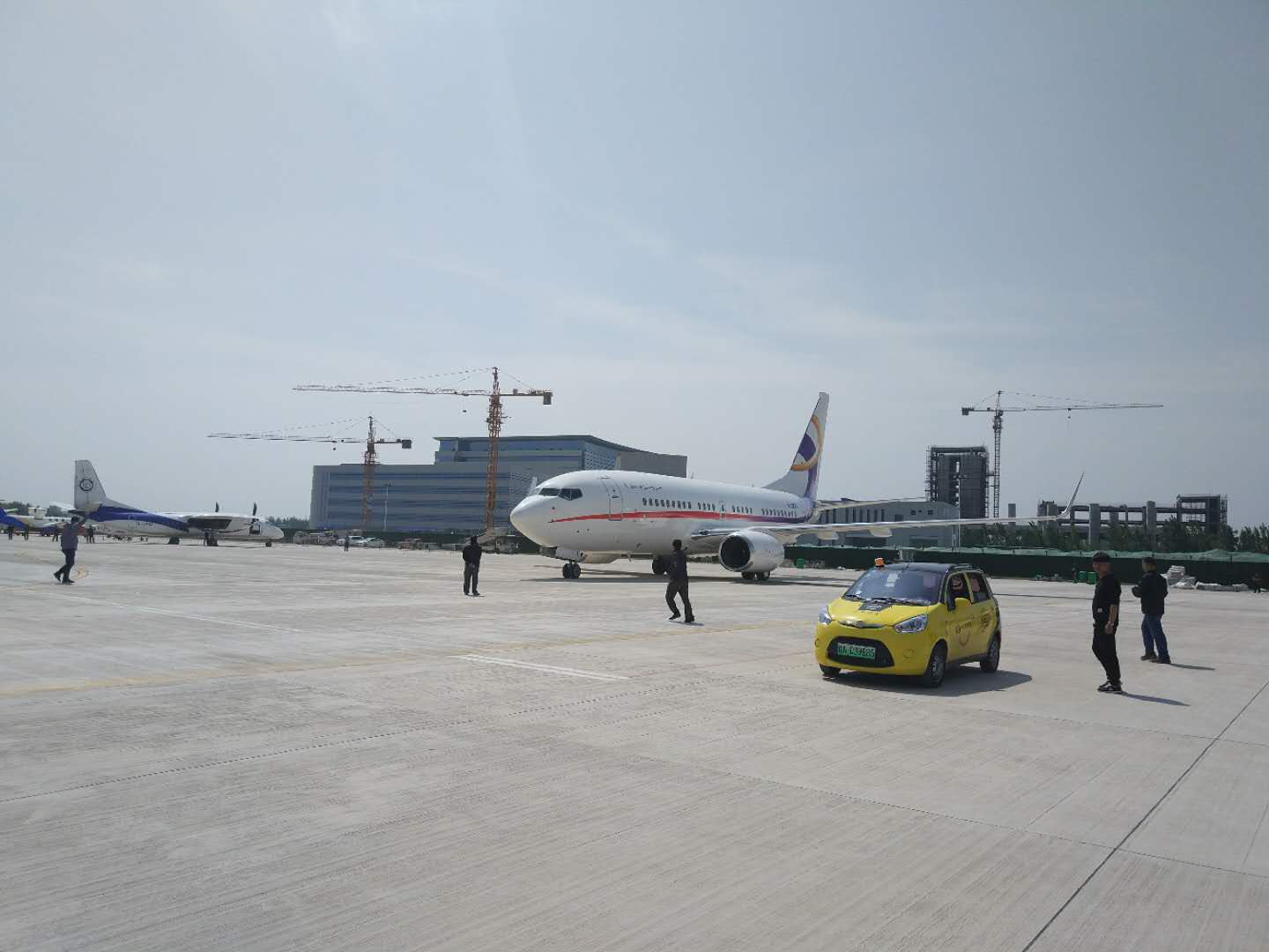 最亮眼的机型来了!首架大型窄体客机波音737bbj抵达郑州上街机场