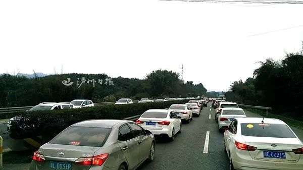 5月1日返程高峰,納溪至隆昌方向車流量大