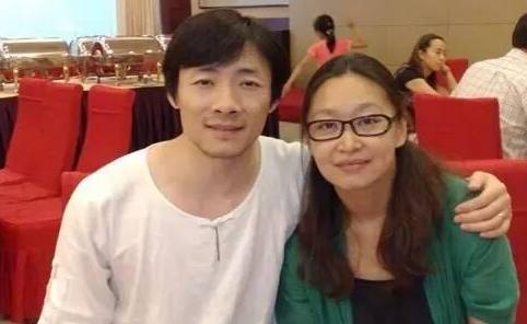祖峰与刘天池近照:结婚即将满8年,他还爱用毛笔给妻子写情书!