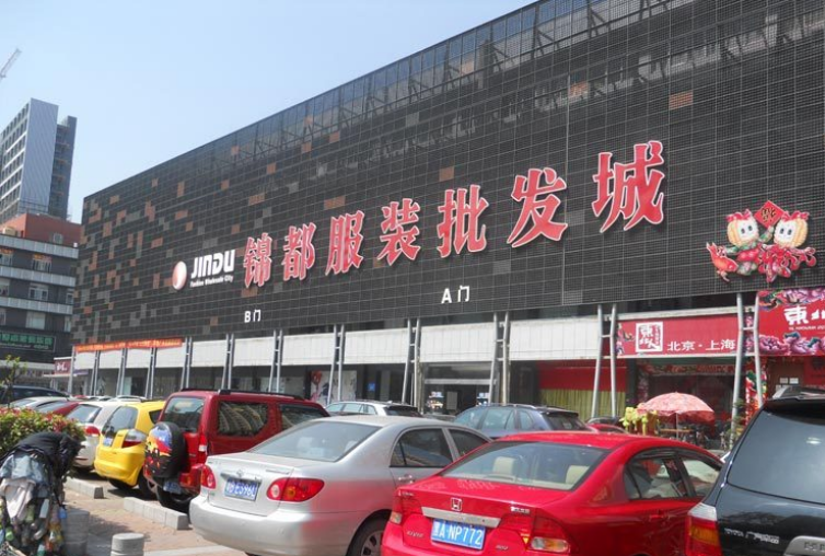 市场群位于深圳南山南油第一工业区,是一个全国闻名的中高档外贸服装