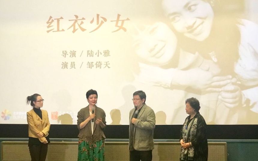 《红衣少女》大红之后,邹倚天上中戏学表演,并演了一些戏,后来出国