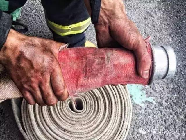你看过消防员救火后的手脚吗?看完照片网友动容