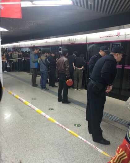 今朝上海迟到一会儿会死人啊阿姨怕迟到强扒地铁屏蔽门结果被夹在门和