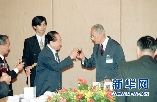 1998年10月15日,辜振甫在上海波特曼大酒店举行答谢宴会.