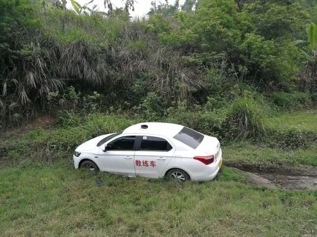 正能量岑溪一女子駕車突發事故暈迷被困警民合力火速救援