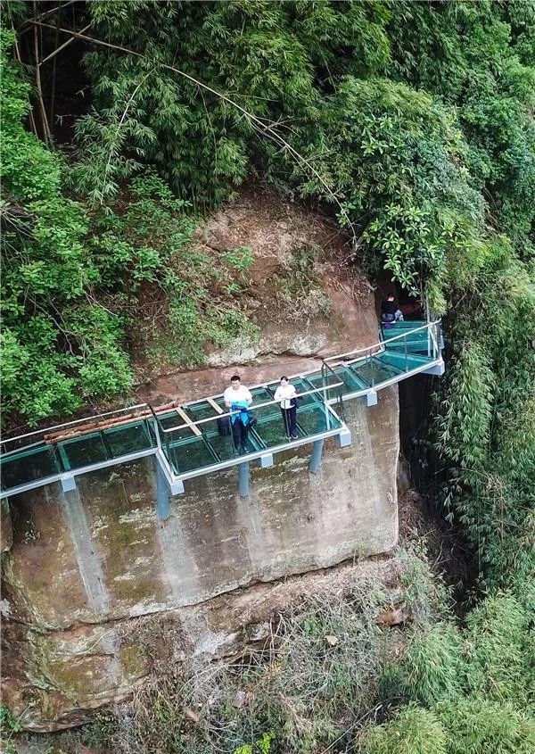 成都首座玻璃棧道將在五一假期全面開放