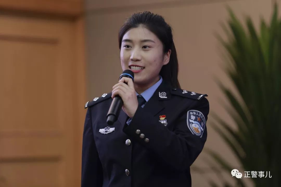 "渠立萌说"发了警服没多久就发警衔了,大家赶紧穿着跑到水房去照镜子