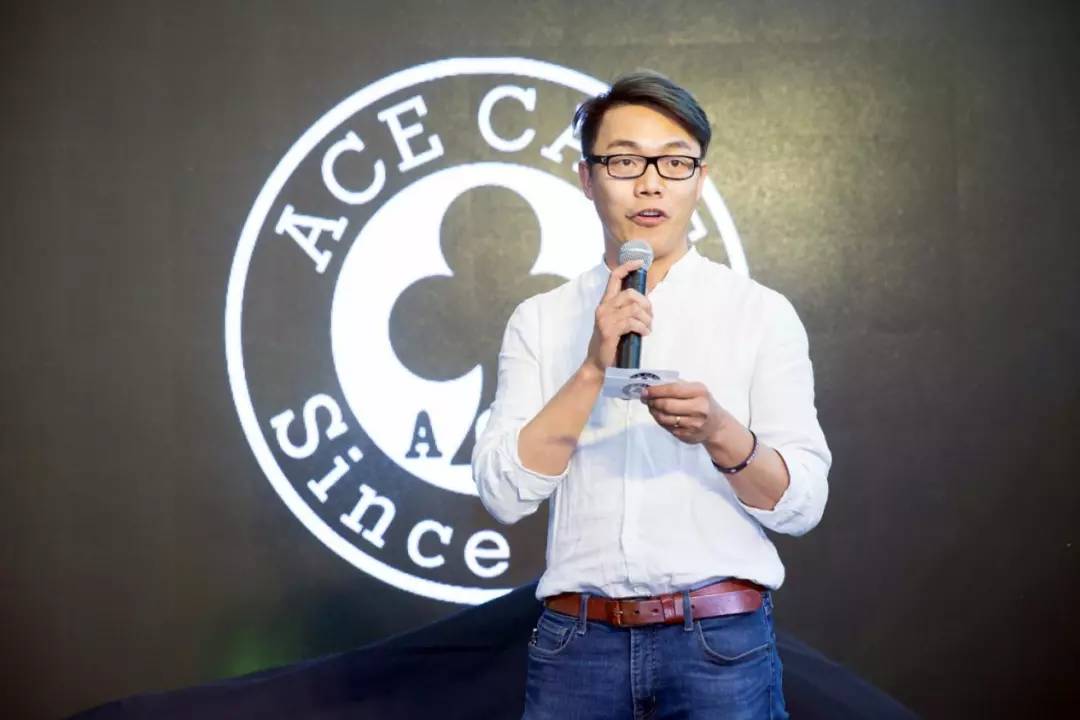 开业典礼的最后,ace cafe俱乐部联合创始人王加助先生和triple custom