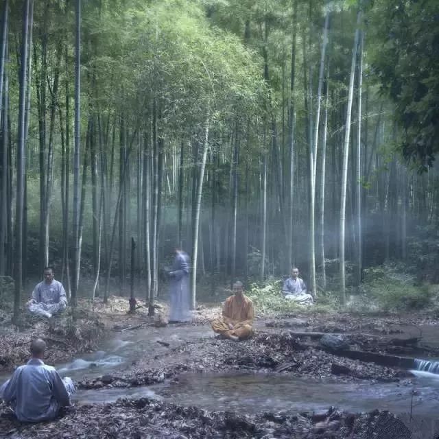 張望作品《佛澤》 有竹林間打坐修禪的僧侶,也有前來朝拜的善男信女