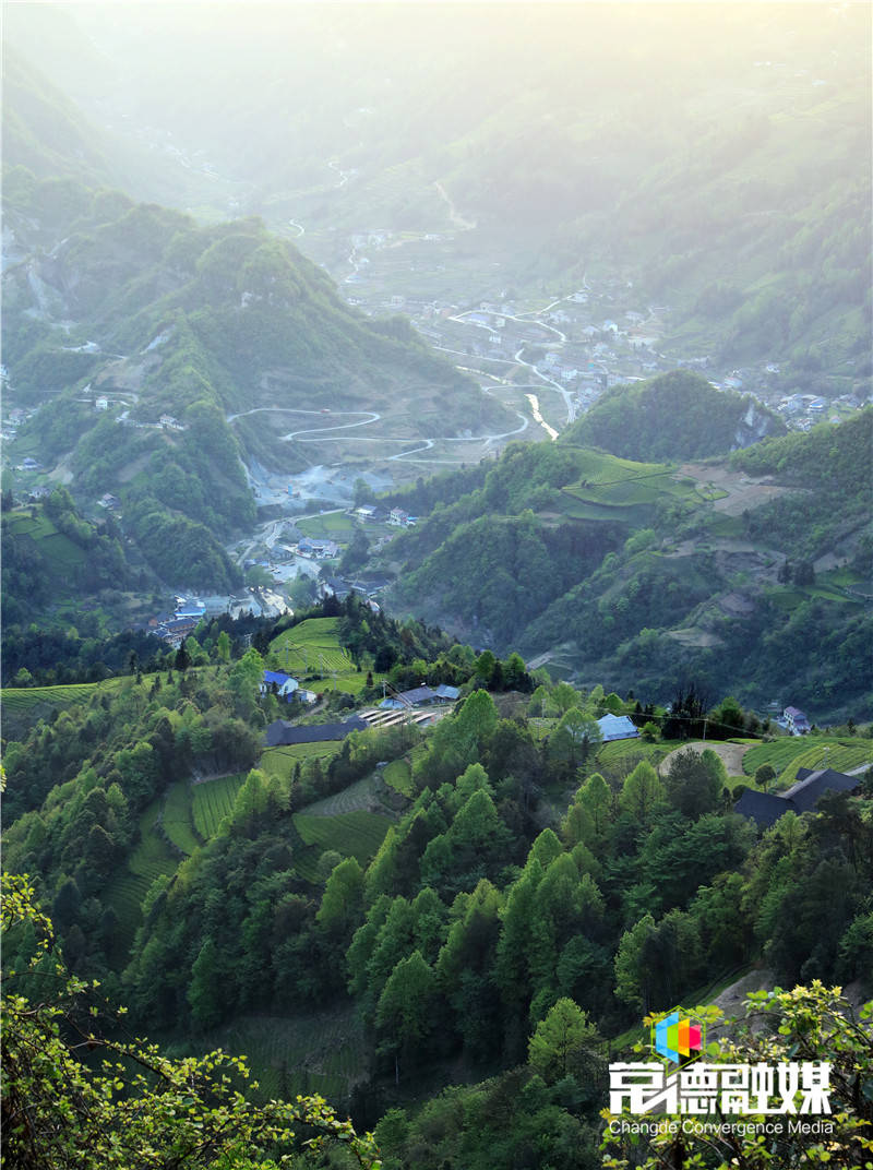 在山河圆上俯瞰薛家村的全景