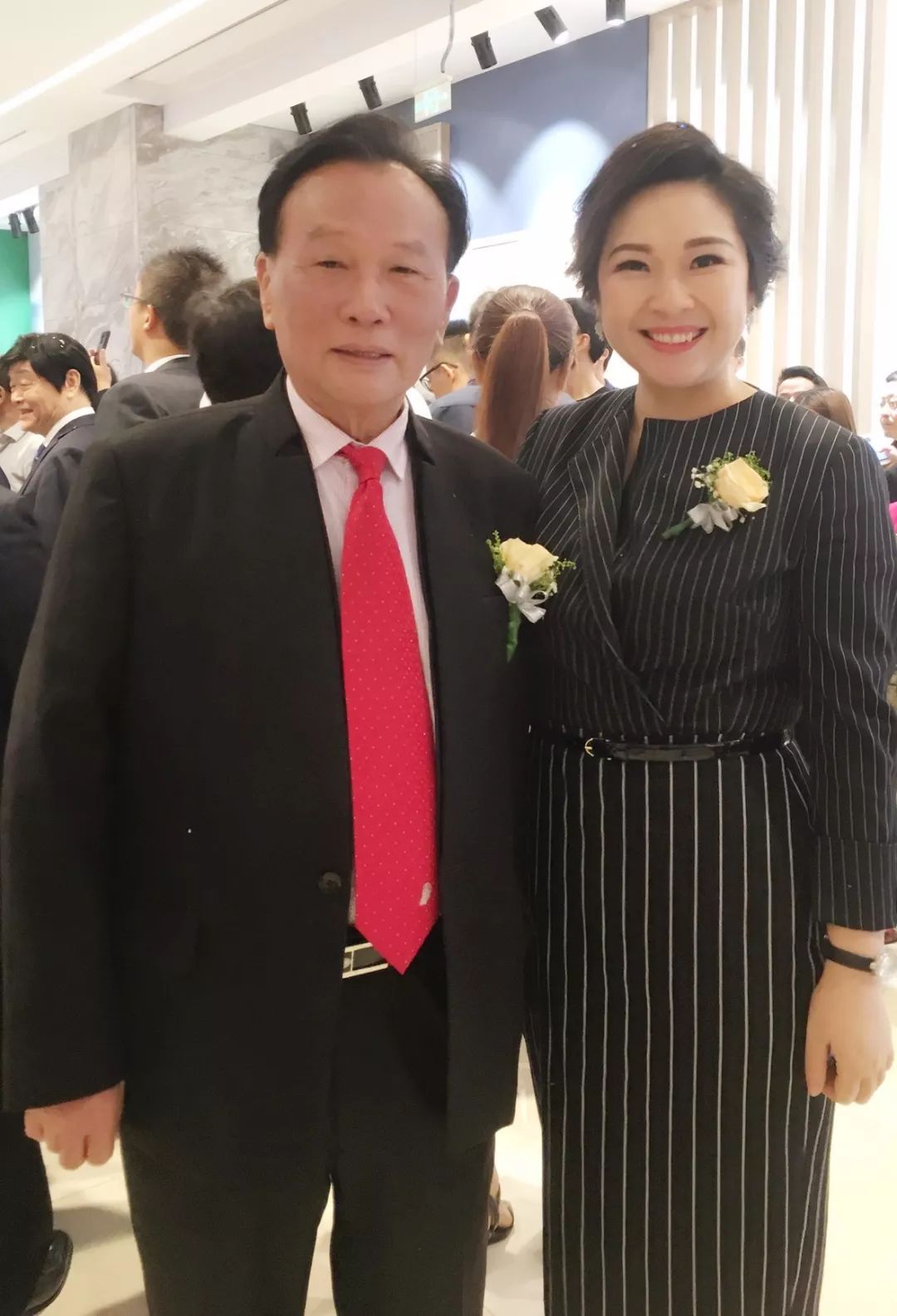 兰芳会长与原深圳市政协主席,原广东省商业联合会会长巫开利合影