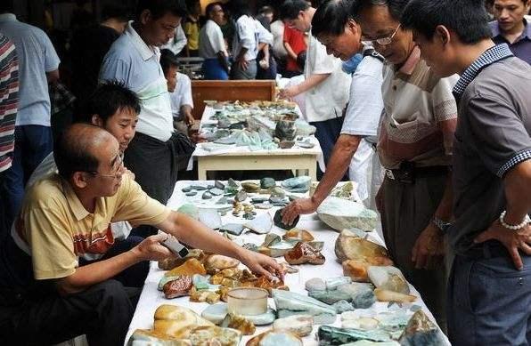 史上最混乱的翡翠原石批发市场,缅甸翡翠原石批发现场图片展示