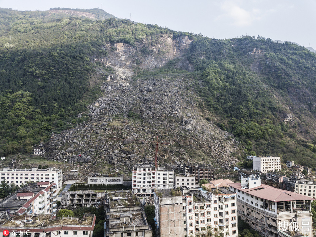 汶川震后十年 航拍北川老县城 震毁楼房绿植环绕