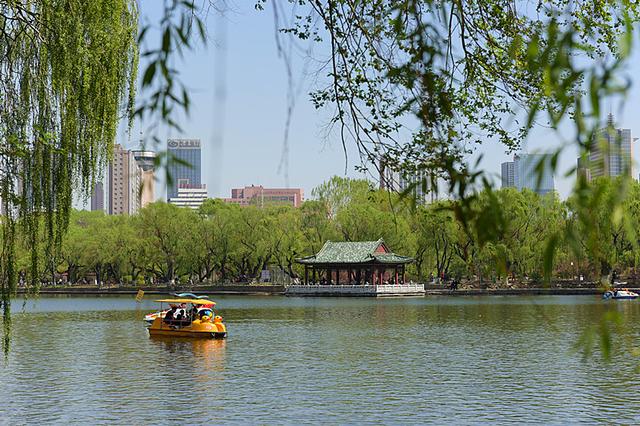 沈阳南湖碧波荡漾春花锦簇游人如织美景不输杭州西湖