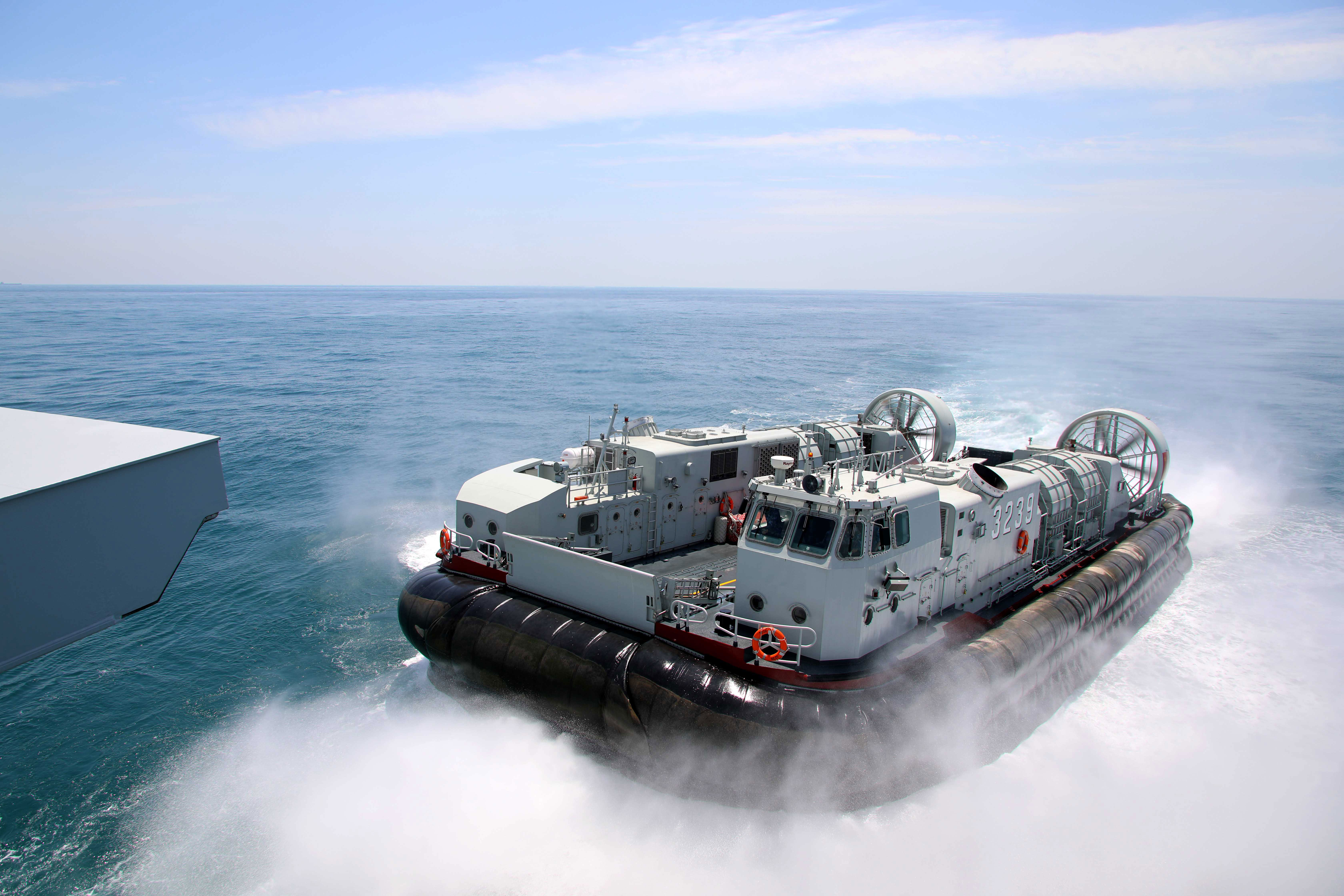 中国海军狂练气垫登陆艇演练渡海登陆战中可大显身手