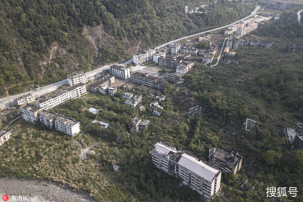 汶川震后十年 航拍北川老县城 震毁楼房绿植环绕