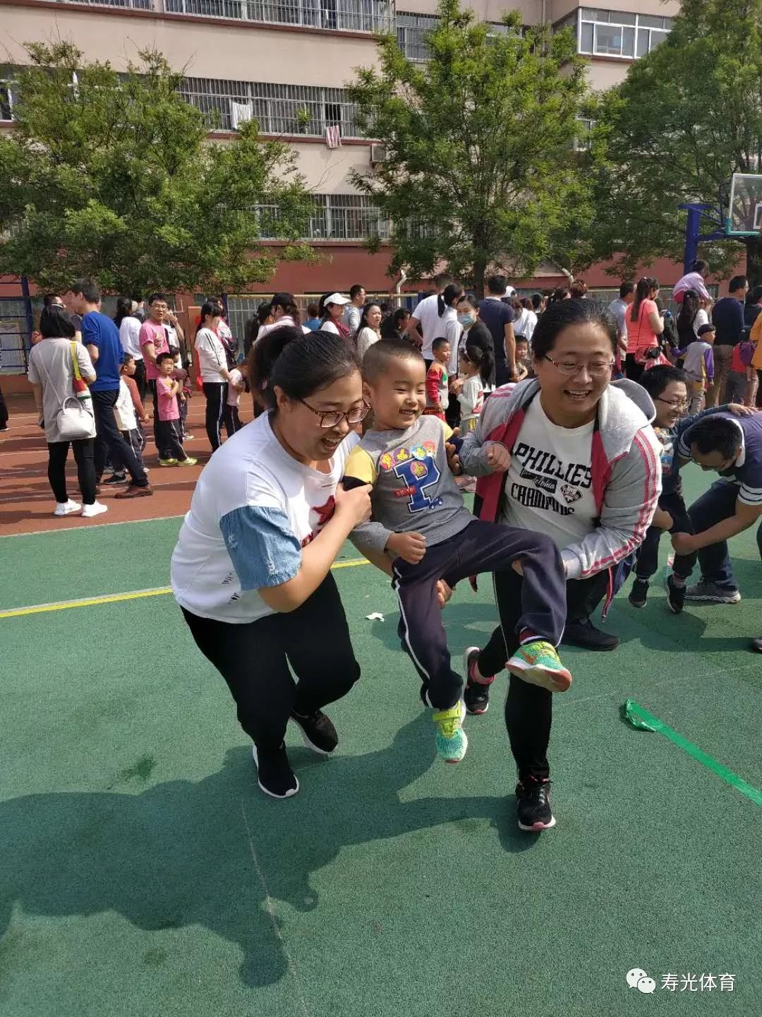 小學幼兒園親子趣味運動會舉行,本次活動共吸引了600多名老師,學生及