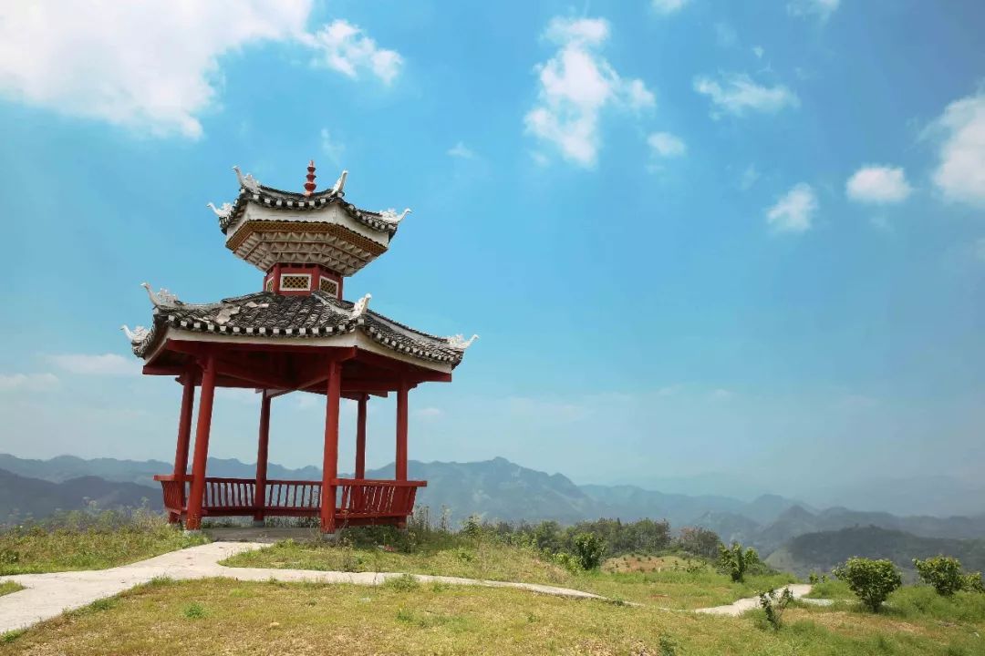 種居住在雲上的感覺這個山莊名叫雲上居歷時兩年多最近終於建好了還有