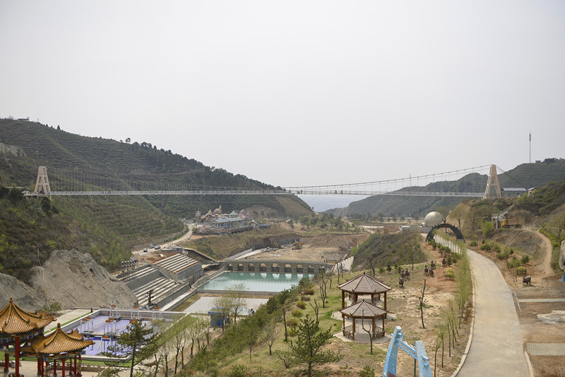 近日,烏金山文化旅遊度假區對外發布消息:烏金山景區狂歡谷高空玻璃