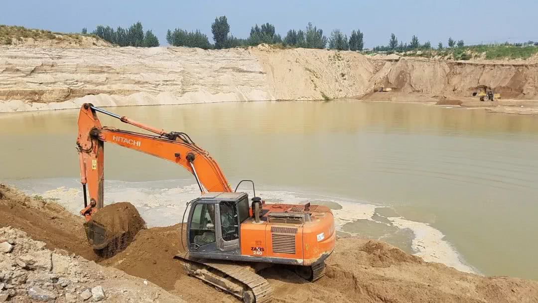 上饒餘干縣河道採砂管理局銷燬數艘非法採砂船隻涉案價值數百萬