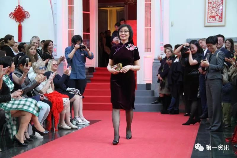 t台上的中国女外交官:旗袍传播中国文明之美!