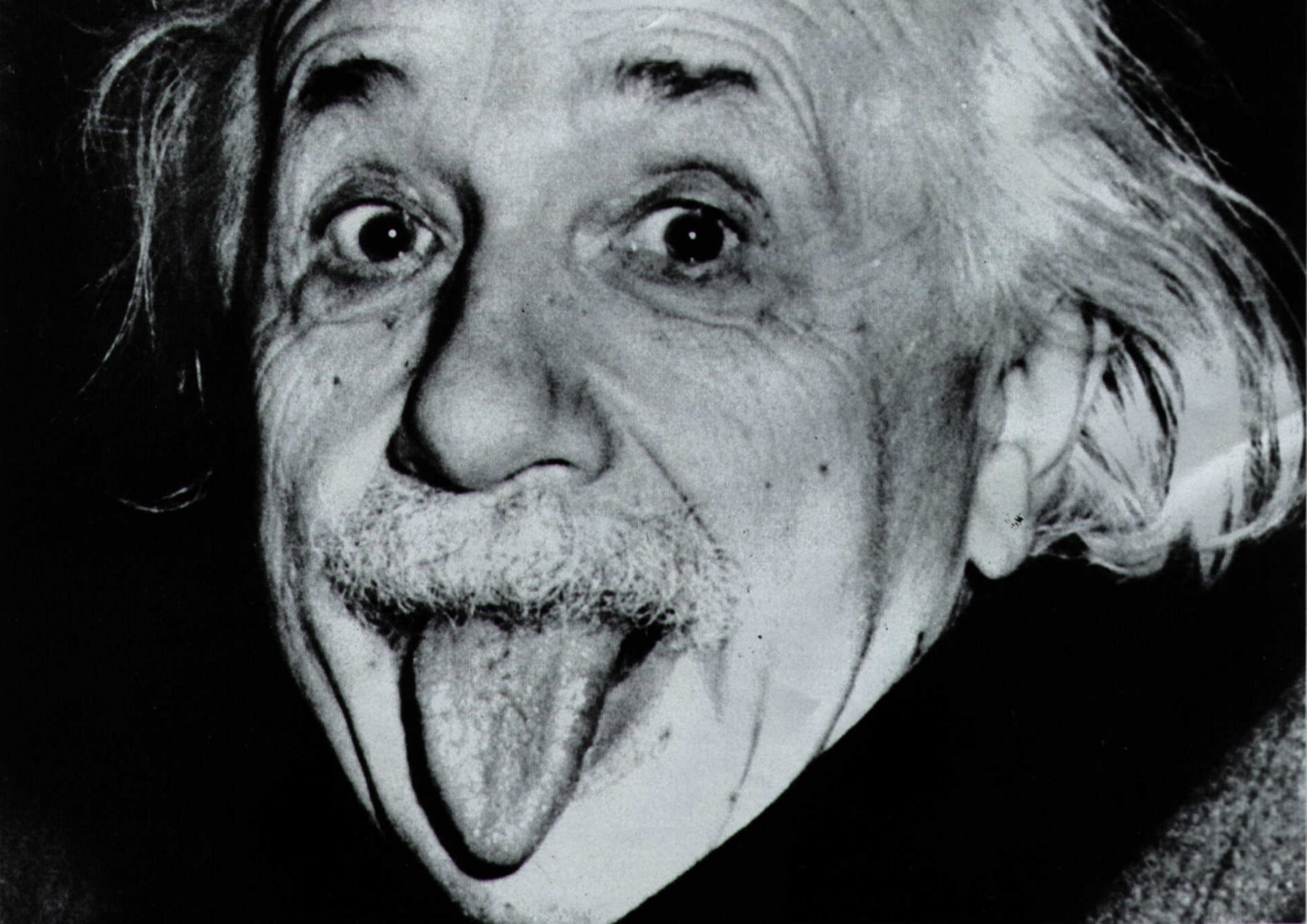 爱因斯坦最会搞怪:拍照吐舌头,时常弹弹小提琴,手提自己形象的玩偶