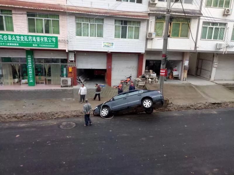 镇星乐街道时,因雨天视线受阻三台县乐加场镇一辆黑色大众轿车事故