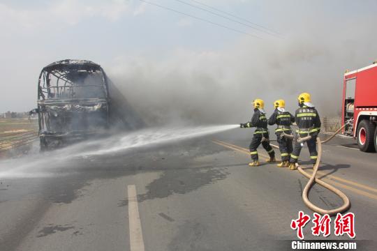 图为消防官兵扑救起火客车.弥渡消防大队供图