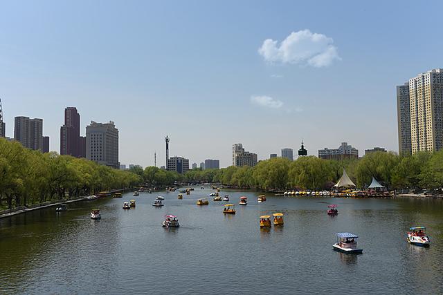 沈阳南湖碧波荡漾春花锦簇游人如织美景不输杭州西湖