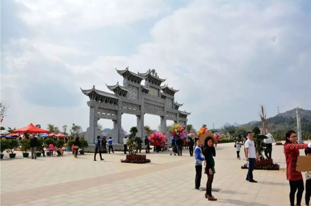 終結者機器人來到北流會仙河綠滿地觀光園是真的嗎竟然還跳起了太空步